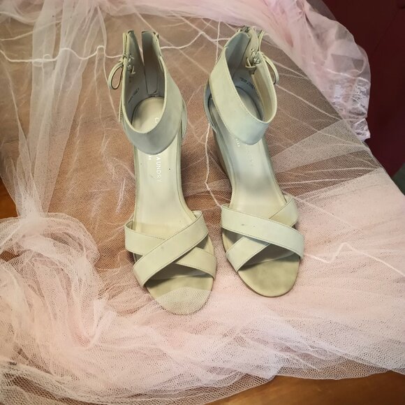 Shoes - Beige sandals with 3 inch block heel